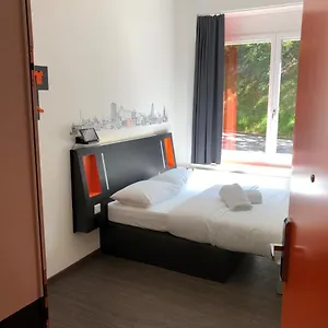Easyhotel West Отель